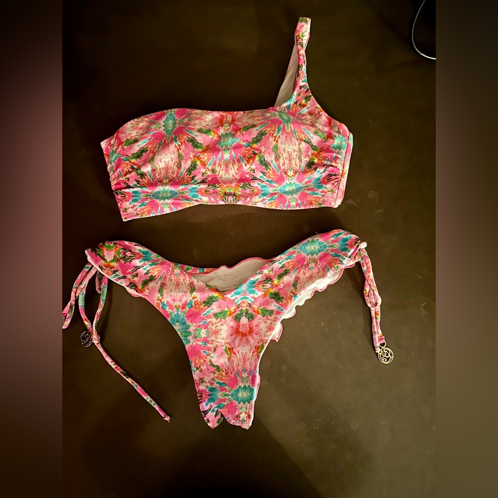 SMALL bottom, MEDIUM top. New without tag.